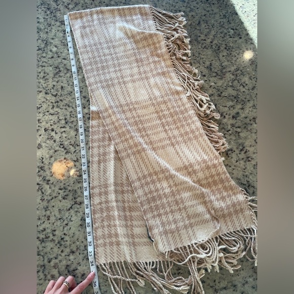 NWT women’s banana, republic, Tan and cream Fringe Scarf - Picture 4 of 5